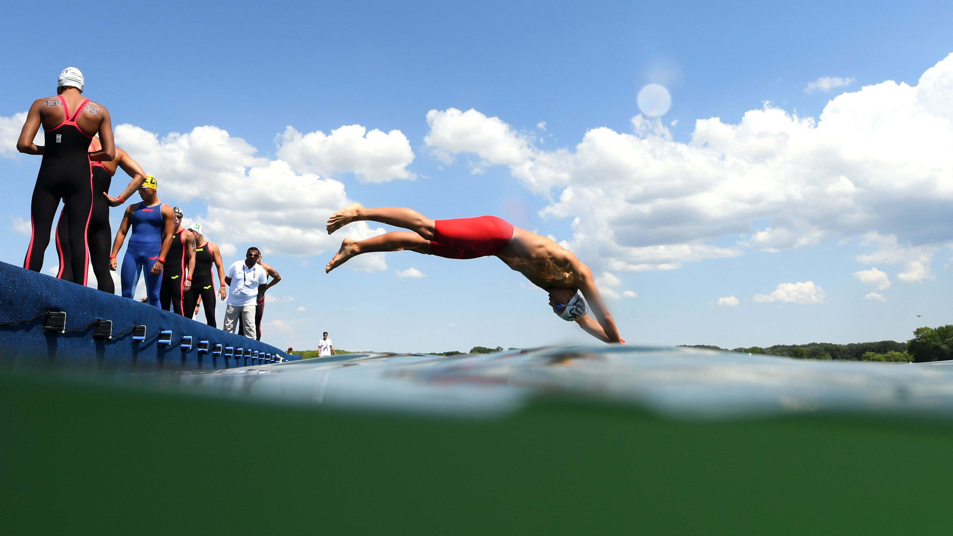 Rasovszky Kristóf ugrik vízbe a budapesti világbajnokságon (Fotó: Getty Images)