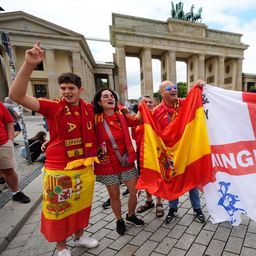 Ellepték Berlint az angol és spanyol szurkolók