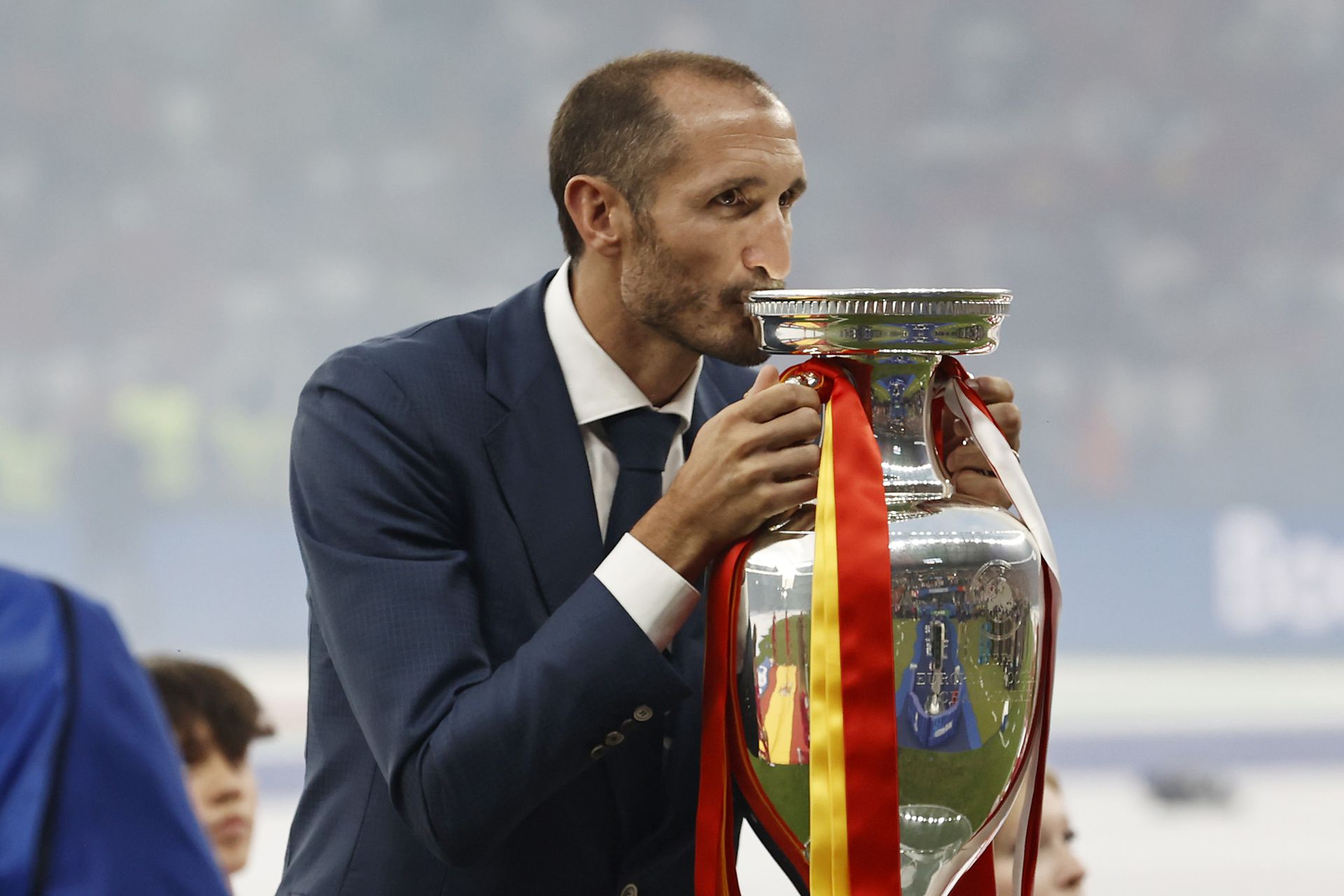 Giorgio Chiellini még egyszer utoljára megcsókolta az értékes darabot... (Fotó: Getty Images)