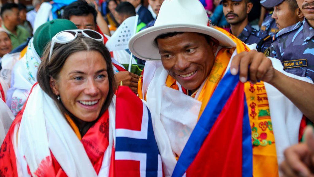 Kristin Harila nagy ünneplést csapott a világrekord megdöntése után, állítólag nem sejtve, hogy közben a teherhordó meghalt a hegyen. (Fotó: Getty Images)