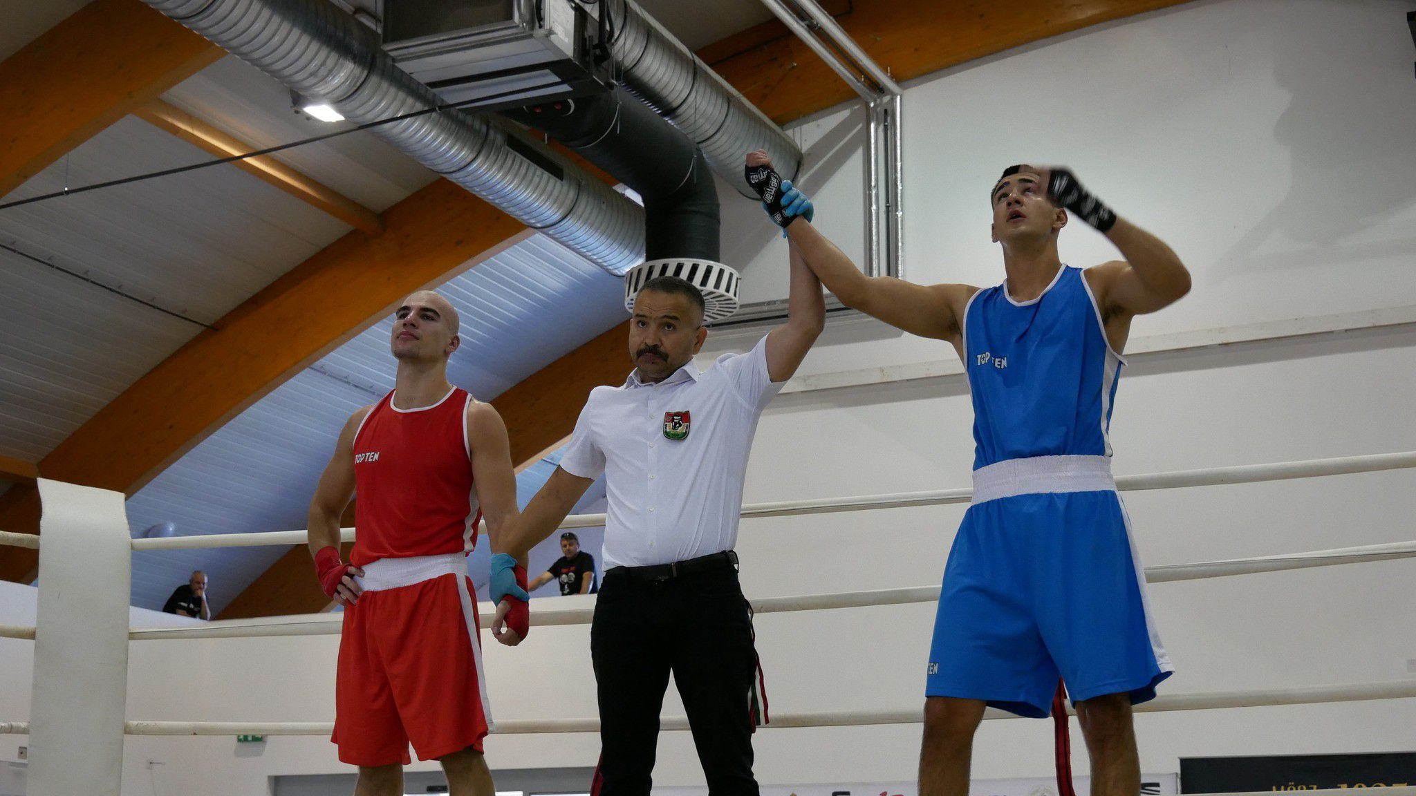 A nap egyik legnagyobb meglepetését Simon Márkó (jobbra) okozta, aki TKO-val győzte le Fehér Koppányt (Fotó: Magyar Ökölvívó Szakszövetség)