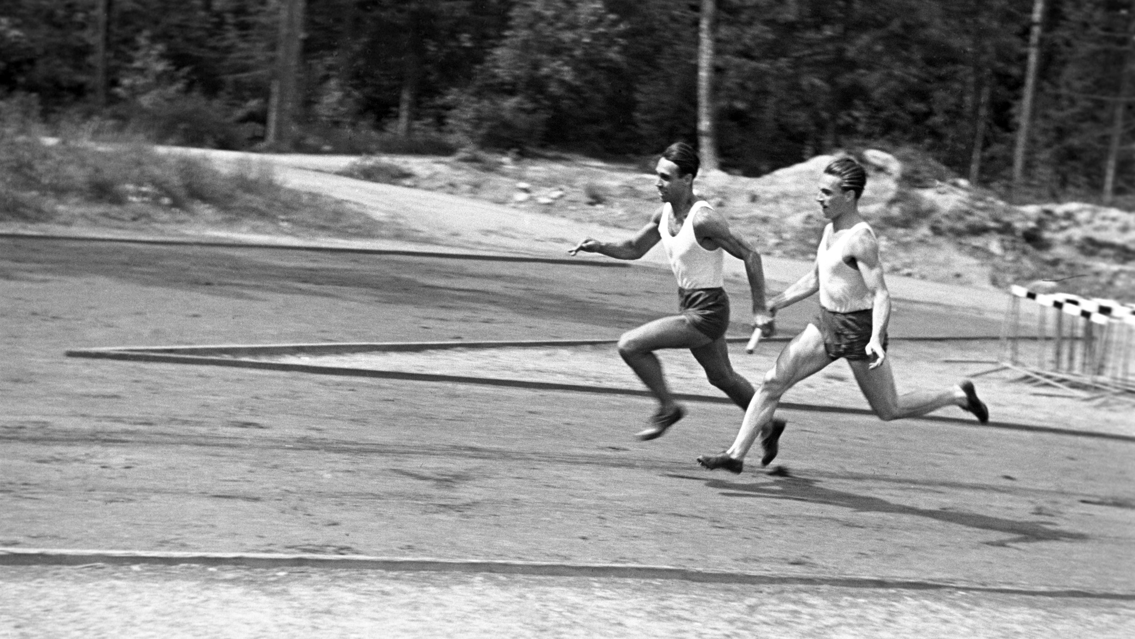 Csányi György (elöl) és Zarándi László atléták versenyeznek a 4x100 méteres váltófutás versenyszámban a XV. nyári olimpiai játékokon. A váltócsapat bronzérmet nyert. A Helsinki olimpiát 1952. július 19.-1952. augusztus 3. között rendezték / MTI Fotó: