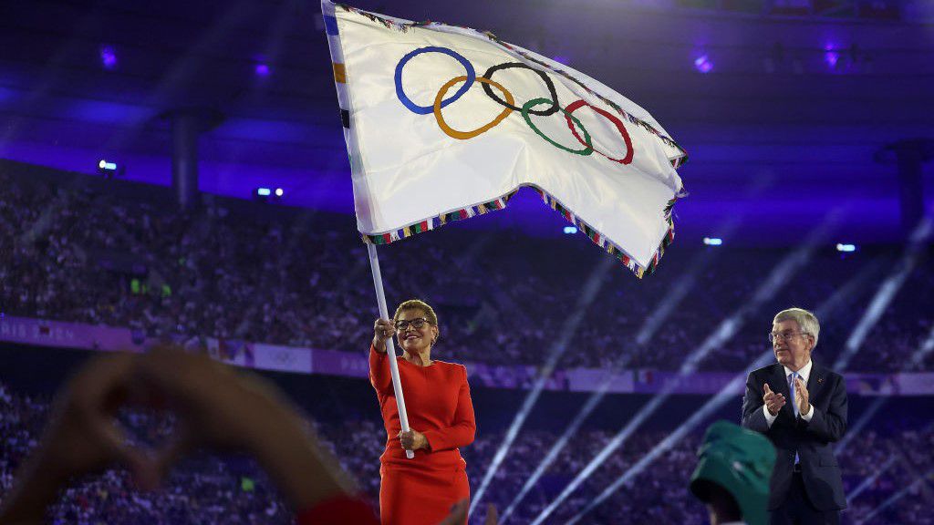 Karen Bass polgármester az olimpiai zászlóval