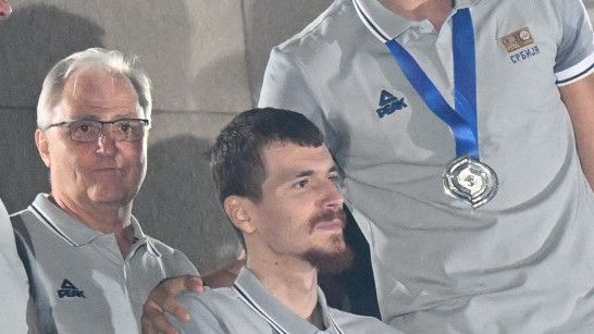 Borisa Szimanics (középen) képes járni, de vigyáznia kell, a vb-csapat köszöntésekor is kerekesszékben ült