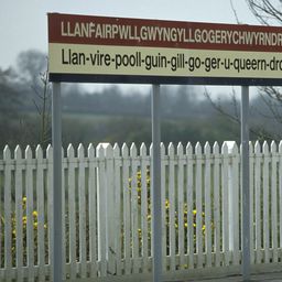 Neves mezszponzora lett a Llanfairpwllgwyngyllgogerychwyrndrobwllllantysiliogogogoch nevű klubnak