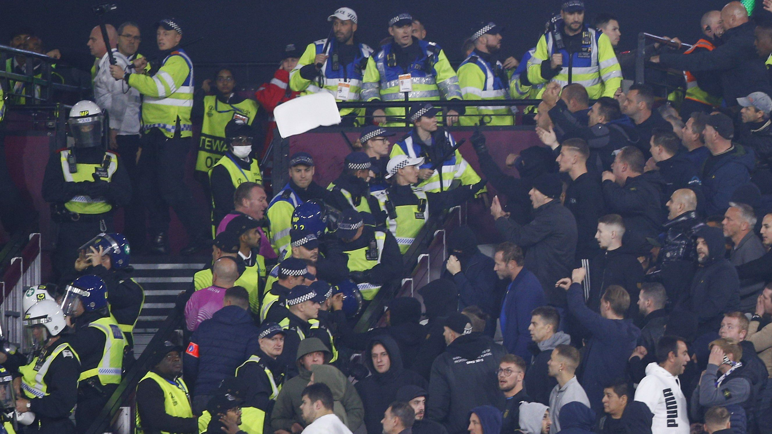 Az Anderlecht szurkolói fékevesztetten tomboltak a West Ham stadionjában / Fotó: Profimédia