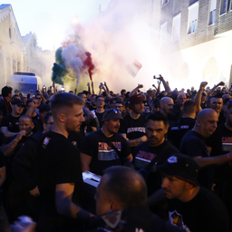 Galéria: piros-fehér-zöld füstfelhő – már vonulnak a magyar szurkolók