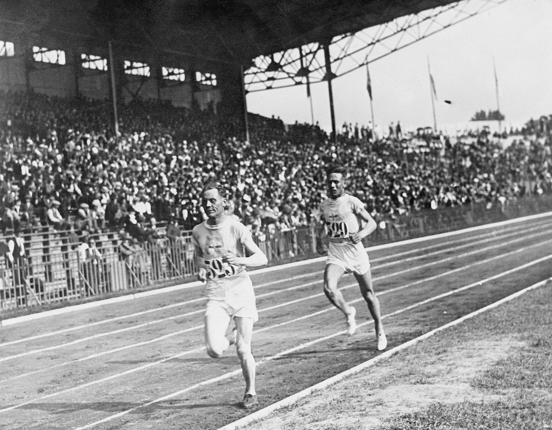 Éppen száz esztendeje, a párizsi olimpián Nurmi 14.31,2 perces eredménnyel lett olimpiai bajnok. A képen mögötte honfitársa, Ville Ritola próbálja meg tartani a lépést (Fotó: Getty Images)