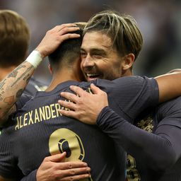 Videó: Jack Grealish 500 fontot ígért Alexander-Arnoldnak, ha belövi a szabadrúgást