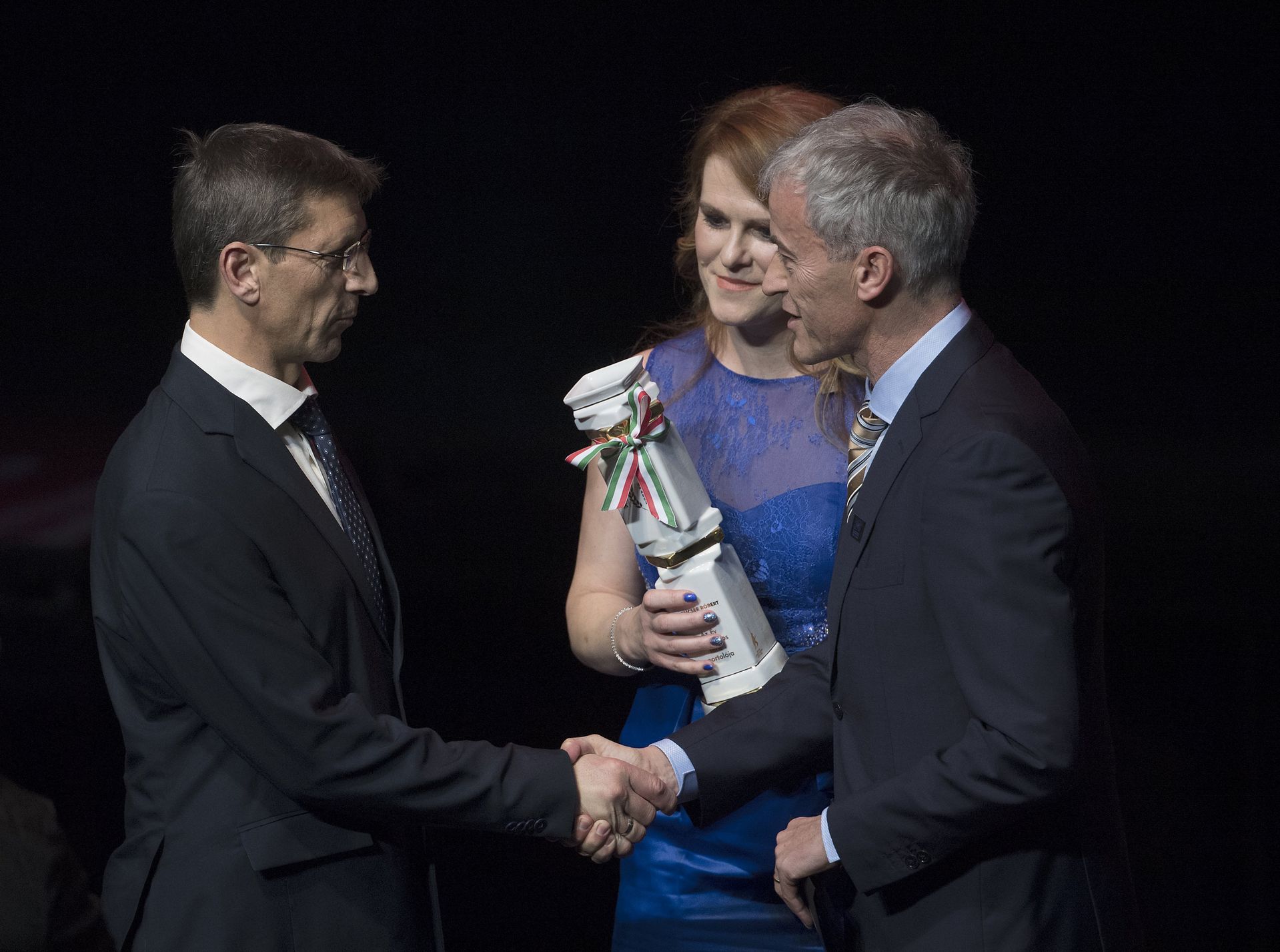 Vörös és Mizsér. A most harcoló elnökjelöltek 2019-ben még békében és barátságban adták át díjat Gelencsér József szervátültetett sportolónak (Fotó: MTI/Ilyés Tibor)
