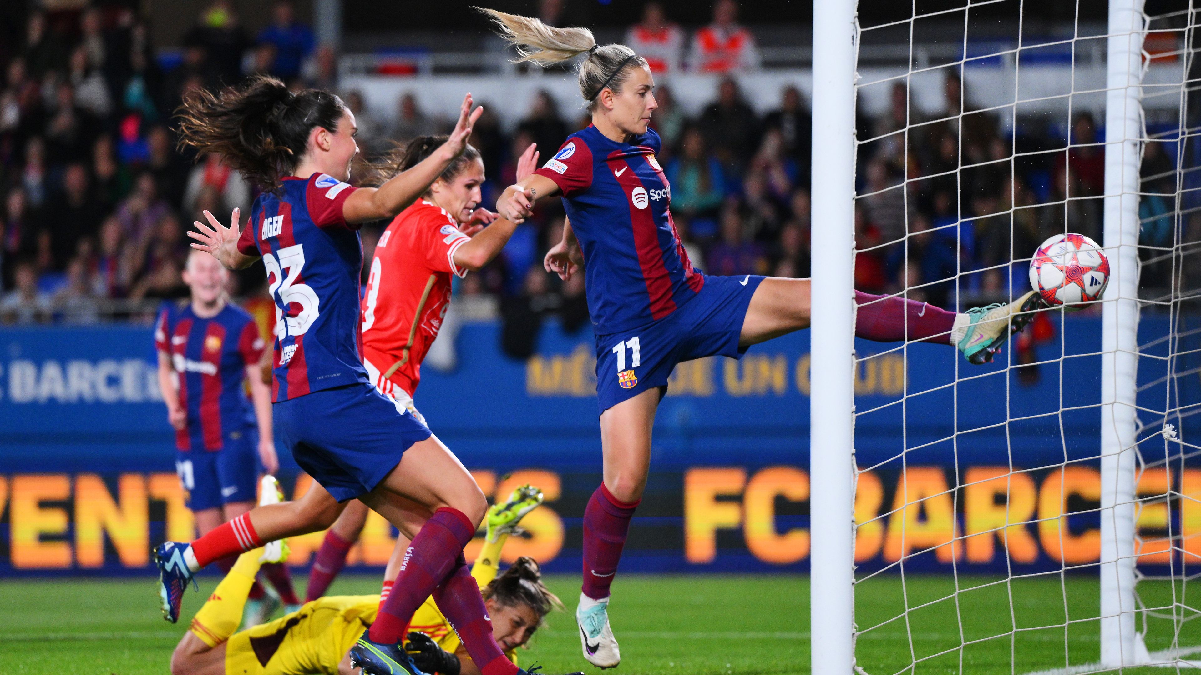 Alexia Putellas (11), a Barcelona kétszeres aranylabdása közvetlen közelről szerezte a második gólját