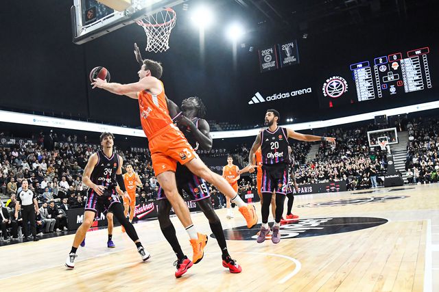 Reuvers (labdával) 10 pontot dobott Párizsban