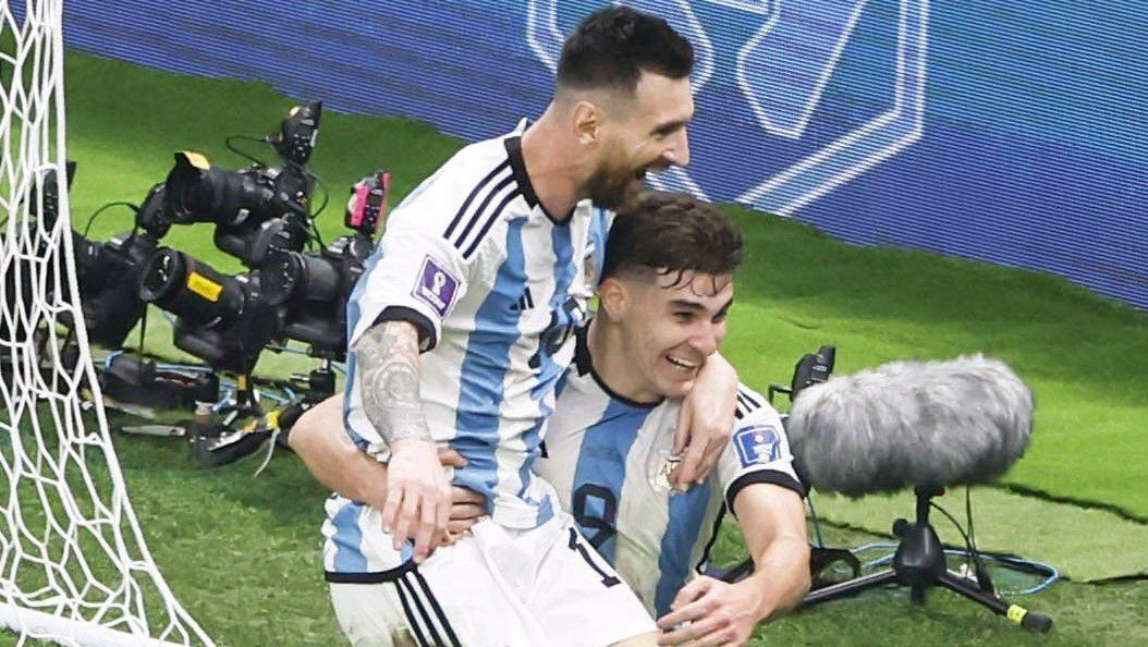 Az új argentin hős tíz éve még fotót kért a kedden a nyakában ünneplő Messitől