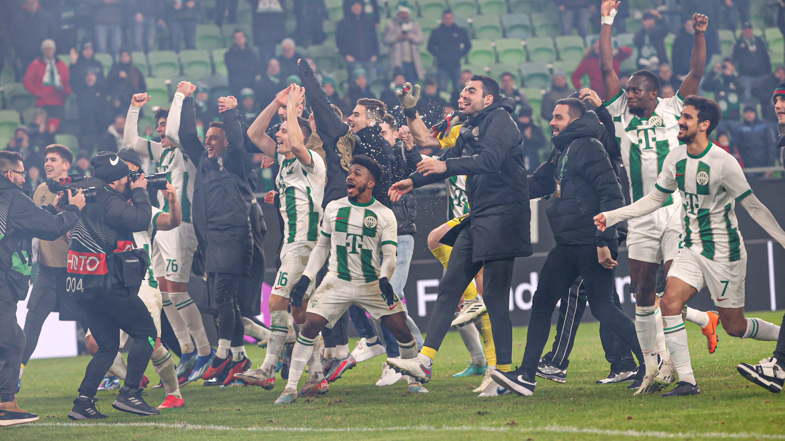 A Ferencváros játékosainak öröme érthető, a zöld-fehérek talpon maradtak, és várhatják a hétfői sorsolást Fotó: Zsolnai Péter