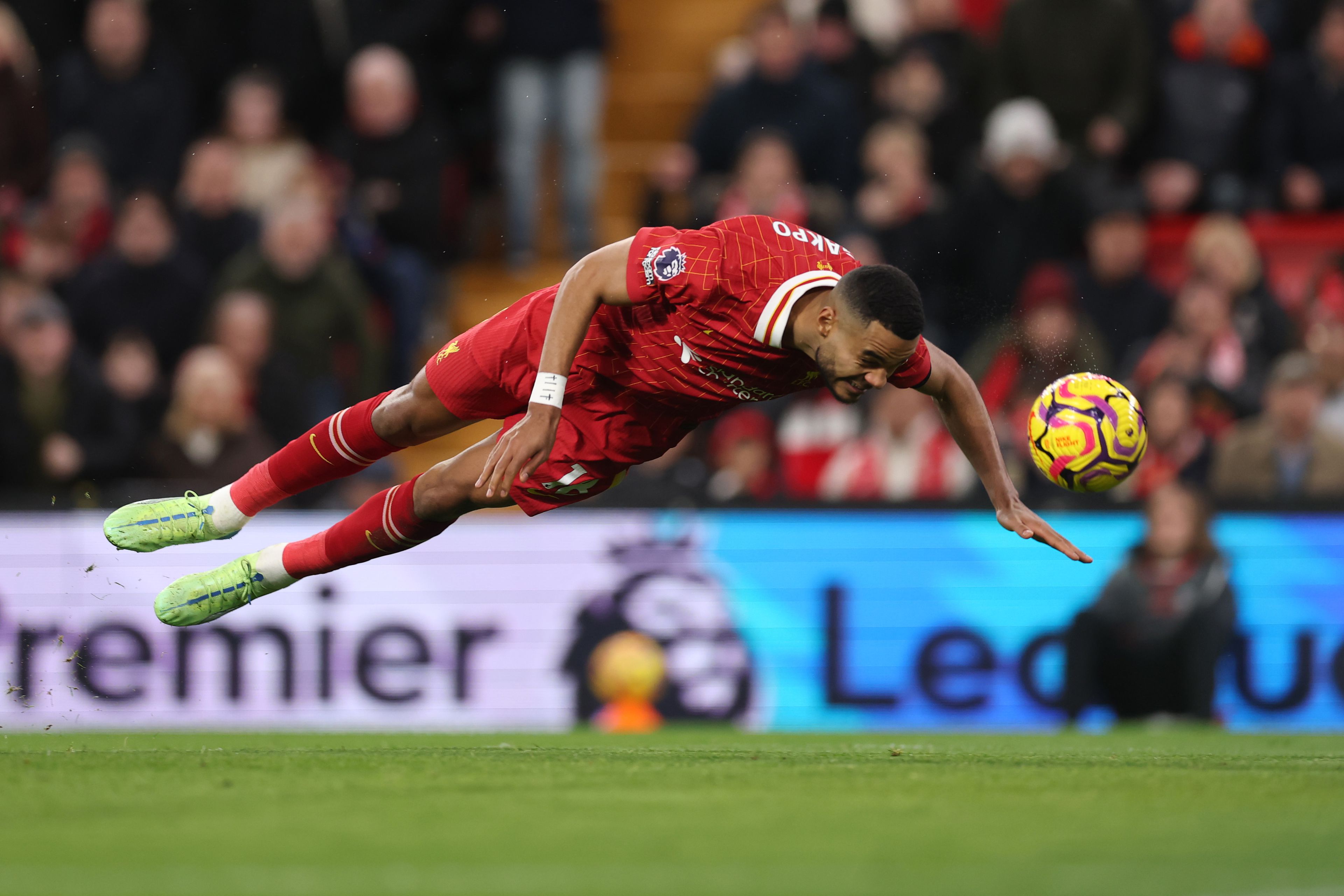 Tíz emberrel, a végén mentett pontot a Liverpool a Fulham ellen; csak ikszelni tudott az Arsenal