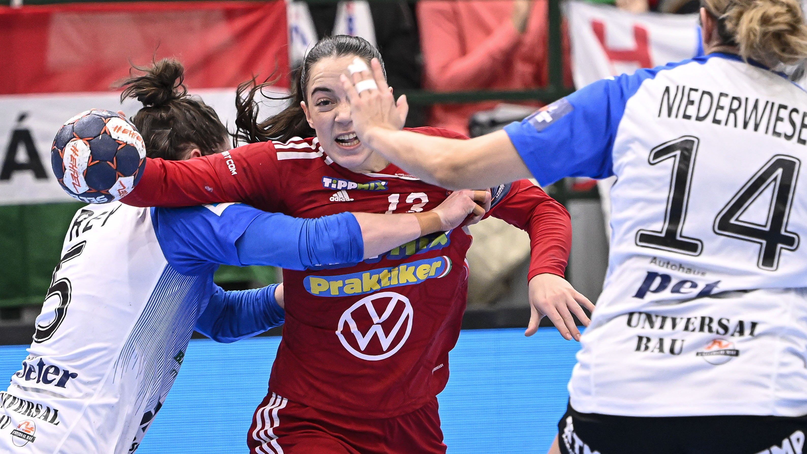 Ballai Borbála (k), a váci, valamint Sonja Frey (b) és Anika Niederwieser (j), a német csapat játékosai a női kézilabda Európa-Liga csoportkörében játszott Praktiker-Vác - Thüringer HC mérkőzésen / Fotó: MTI