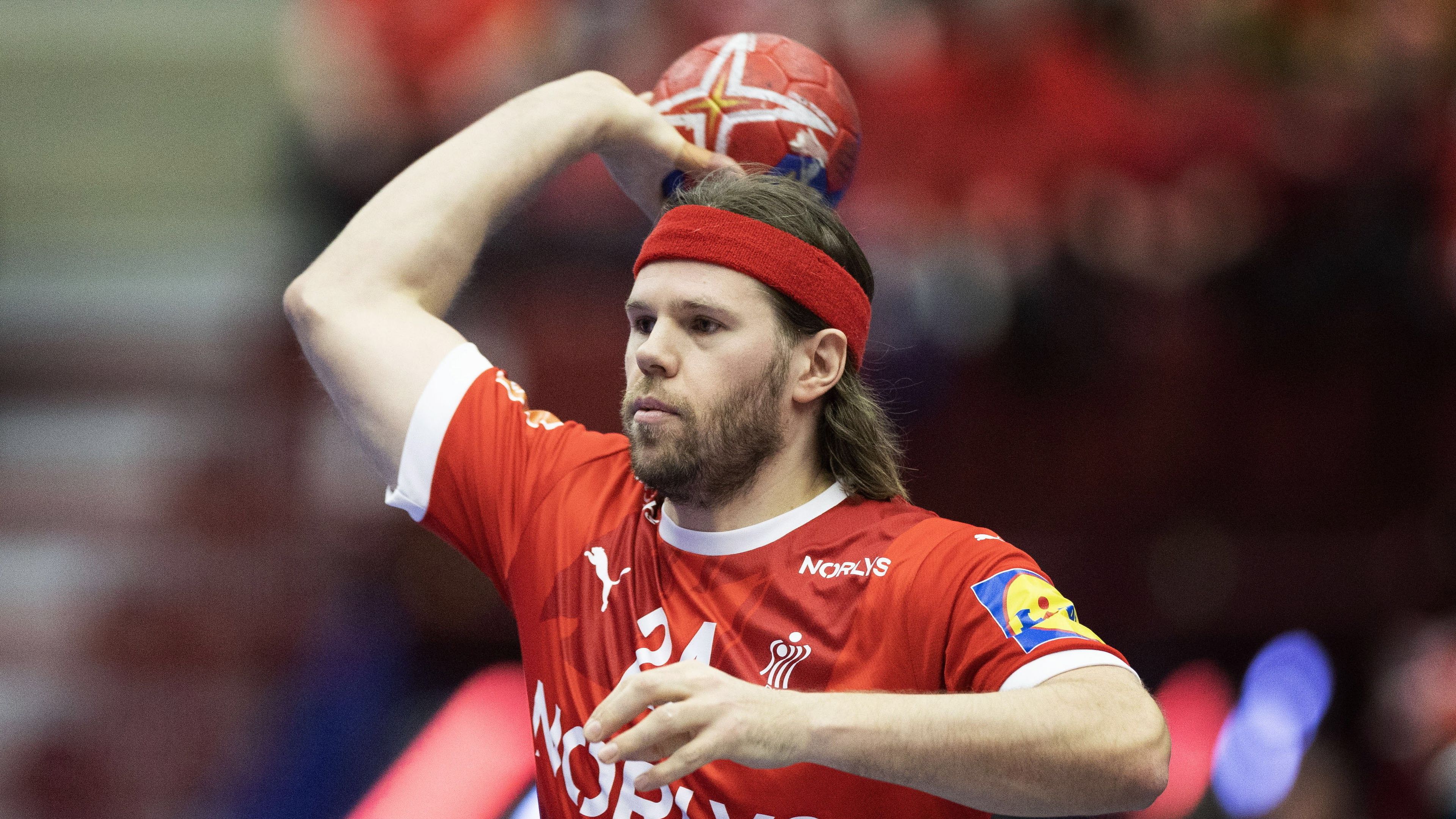 A dán Mikkel Hansen passzolja a labdát a férfi kézilabda olimpiai kvalifikációs világbajnokság második fordulójában / Fotó: MTI/EPA/TT/Andreas Hillergren