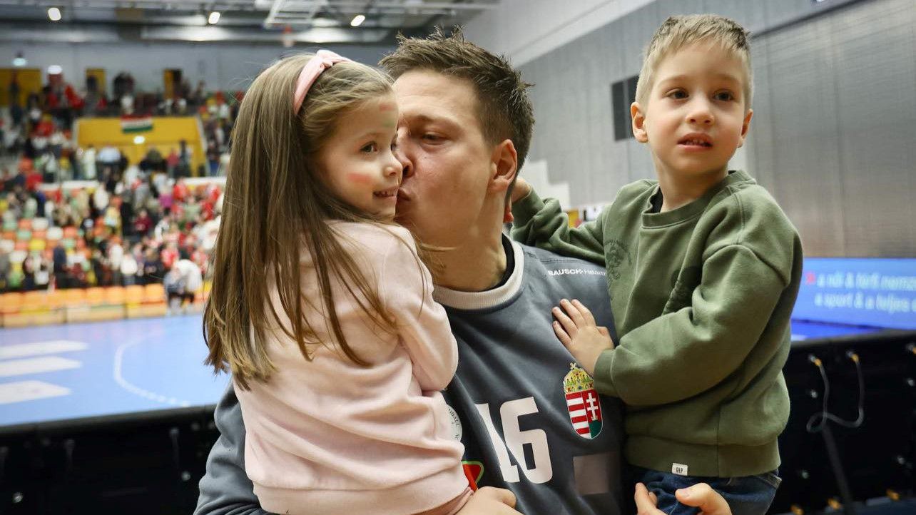 Mikler gyermekei már a válogatott kapusának legnagyobb szurkolói / Fotó: Ringier