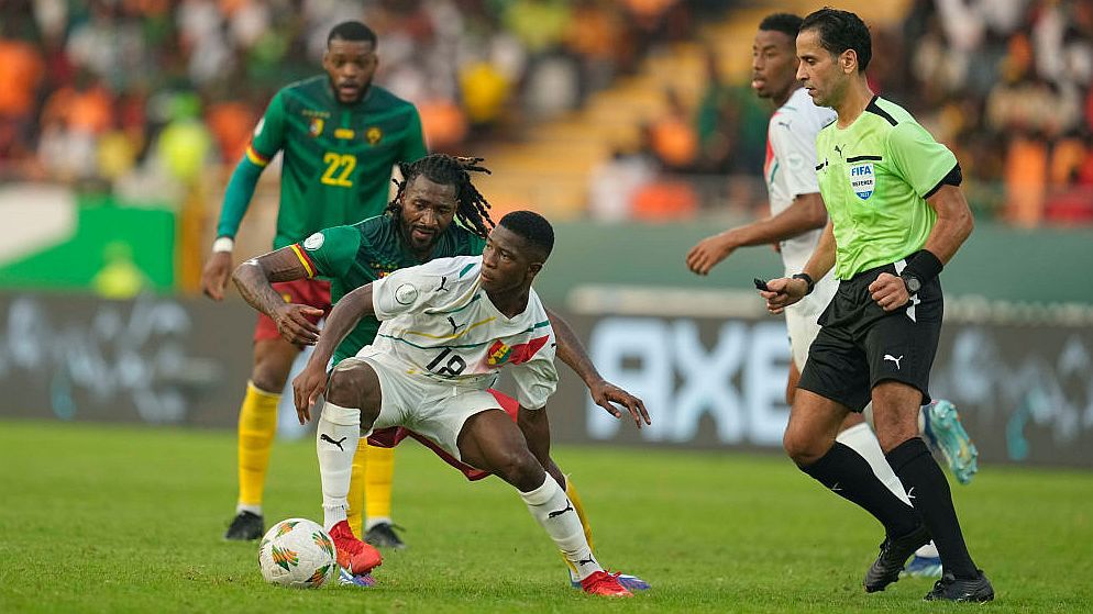 Kamerun egy félidőt emberelőnyben játszott, de így sem tudott nyerni