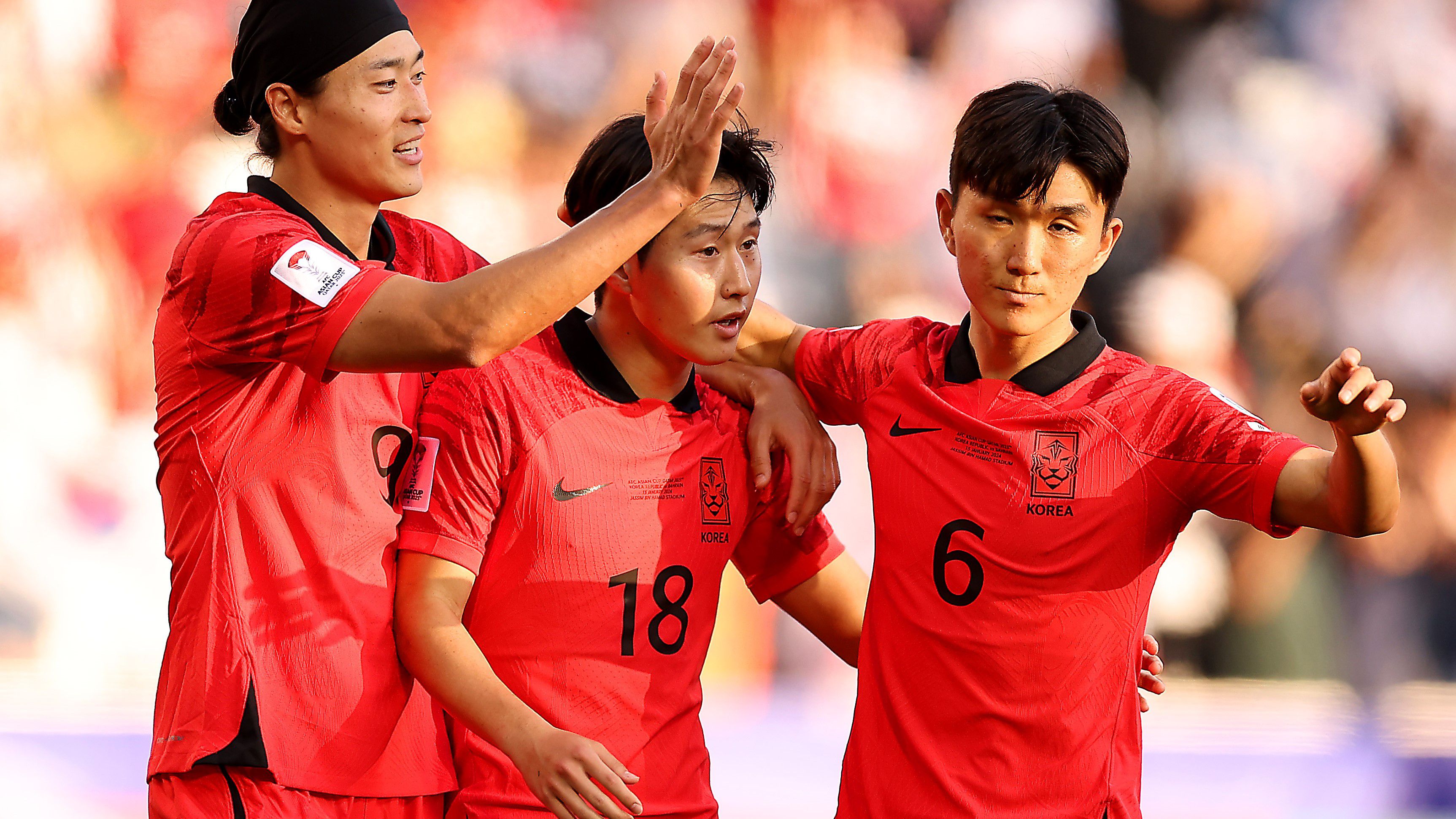 A duplázó Li Kang In (középen) vezérletével Dél-Korea legyőzte Bahreint
