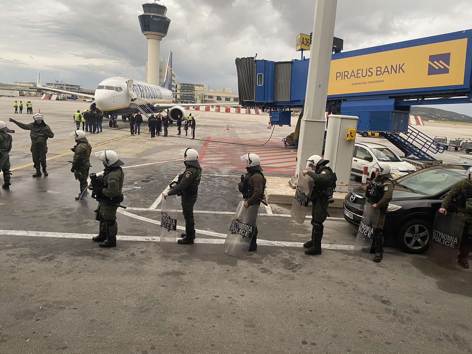 Rohamsisakos rendőrök várták a fradistákat a reptéren – szurkolói képek és videó