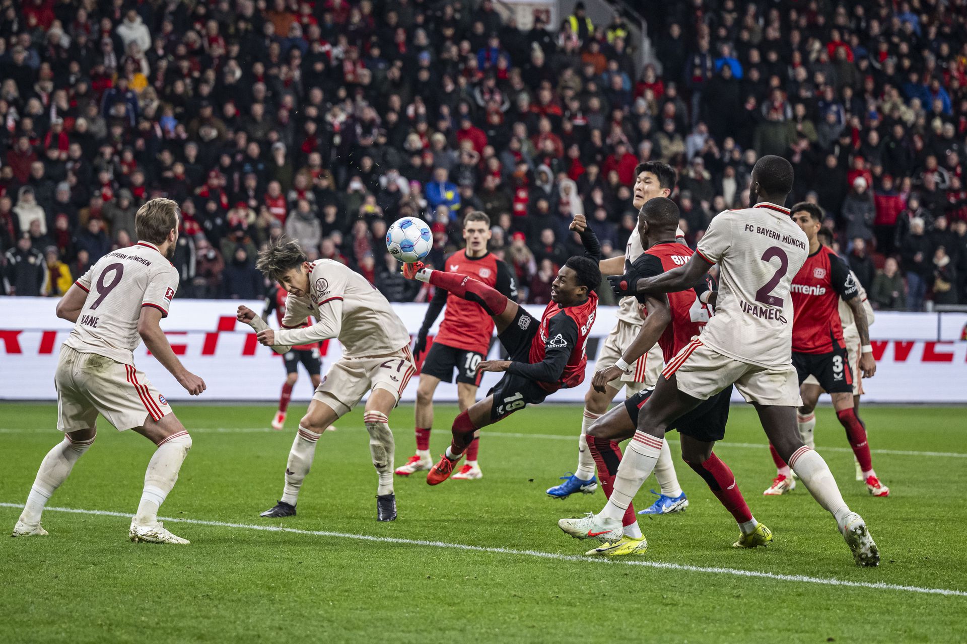 Jeremy Frimpong az első félidőben a kapufát találta el