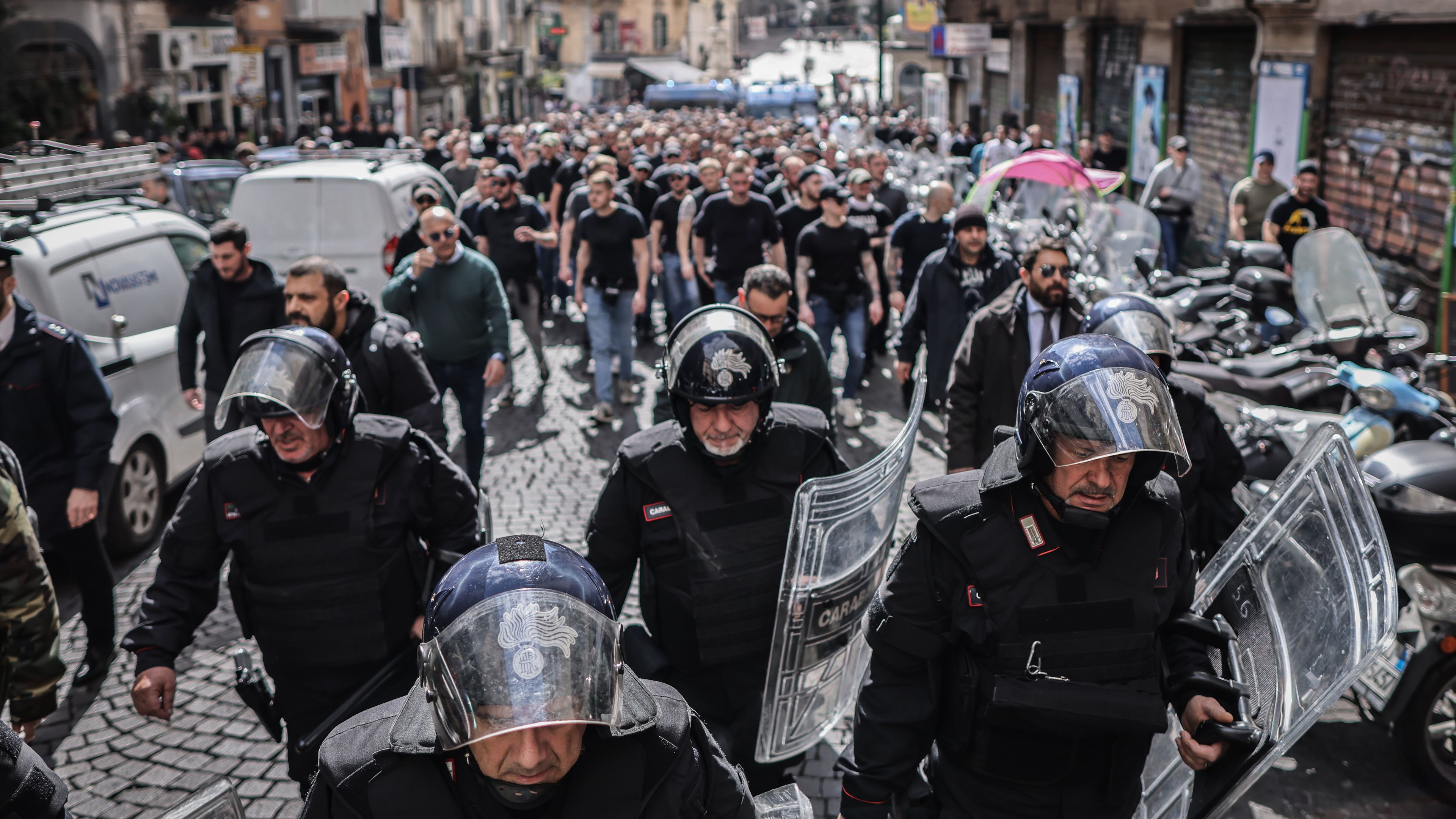 Ezen a képen csak kísérik az olasz rendőrök a Frankfurt szurkolóit