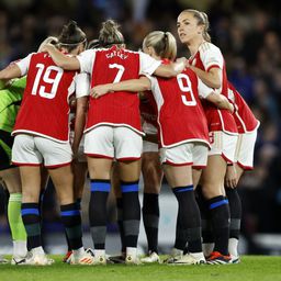 Chelsea-s zokniban játszott az Arsenal, emiatt csúszott a meccs