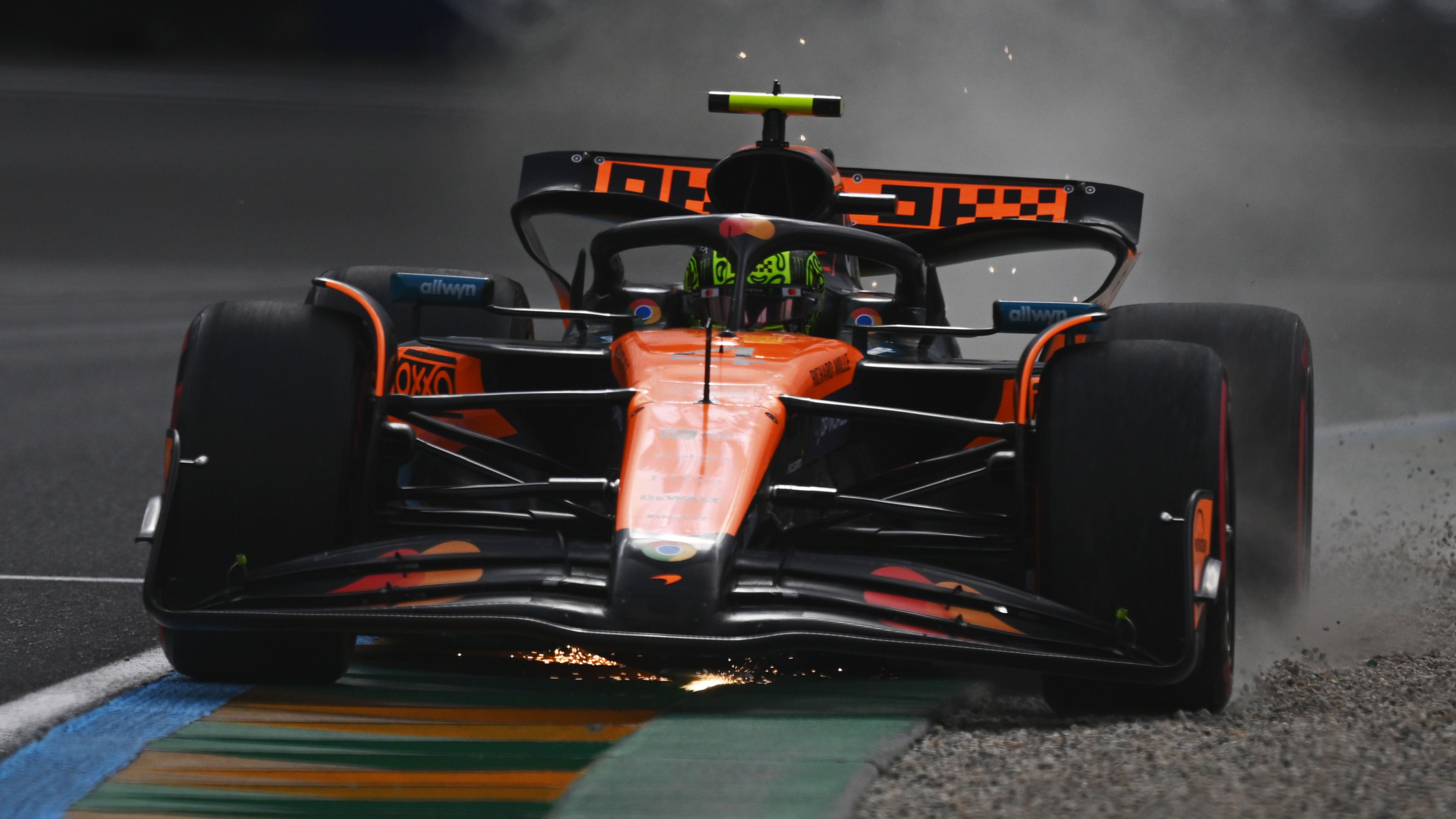 Hamilton nem kezdett jól a Ferrarinál; a McLarené az első sor Ausztráliában