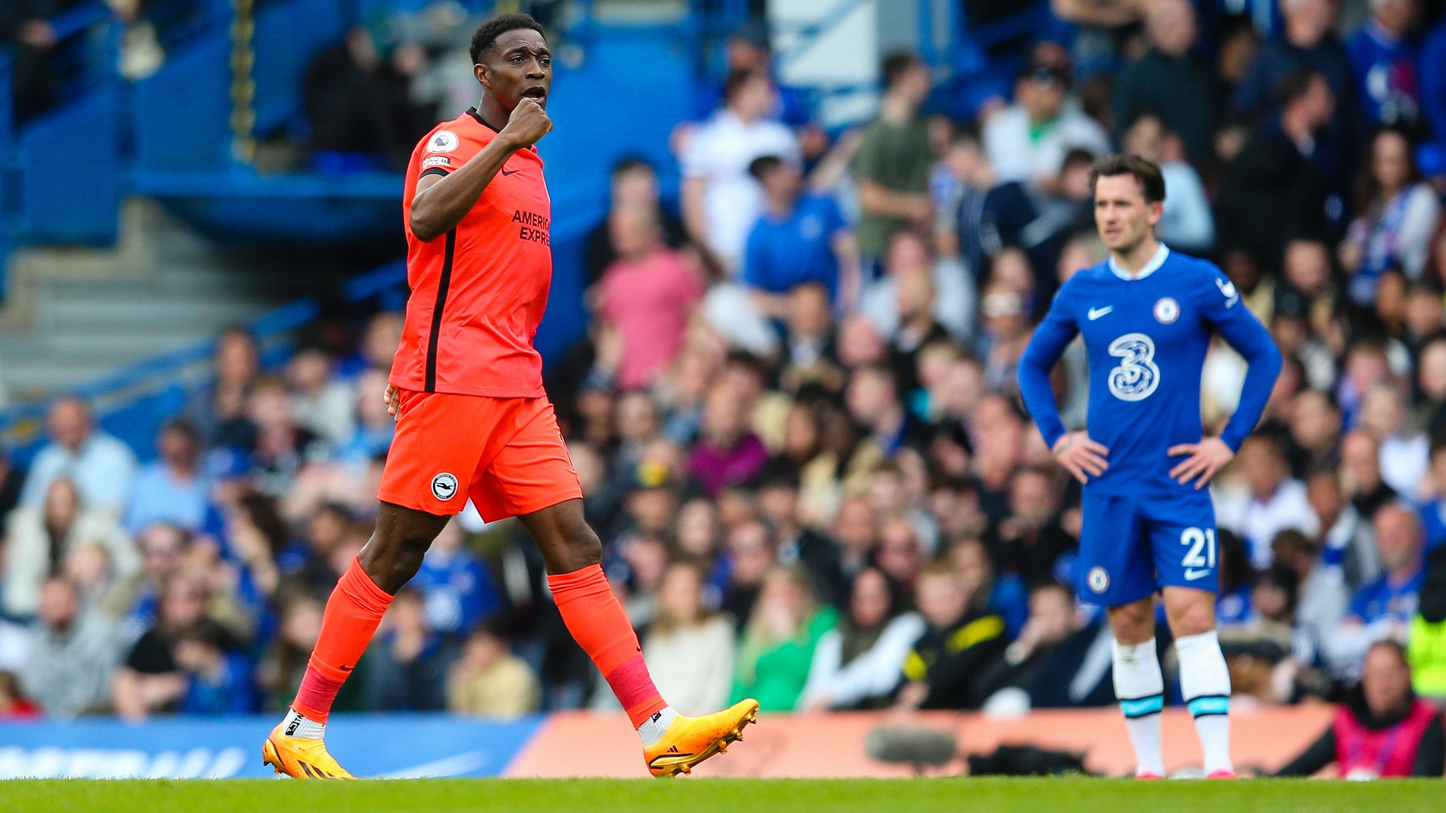 A csereként beálló Danny Welbeck is bevette a Chelsea kapuját