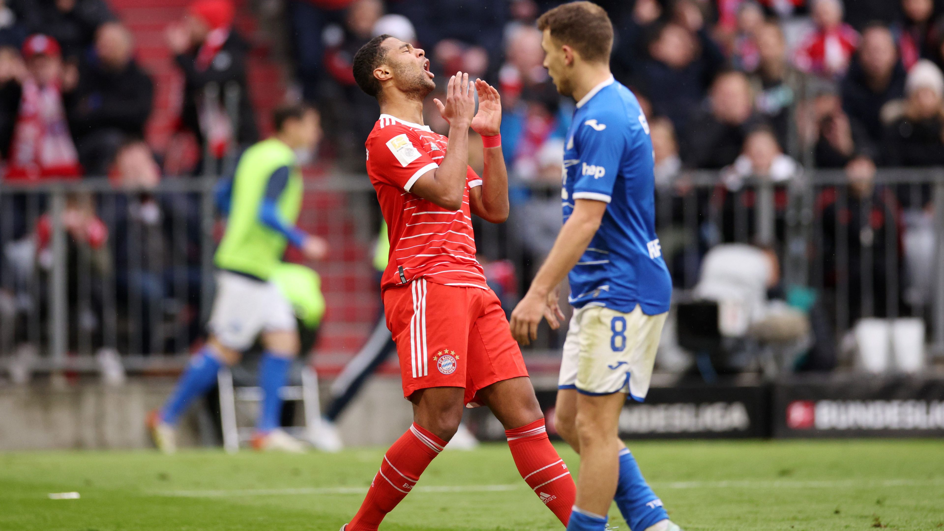 Serge Gnabry és a Bayern fájdalma érthető, az együttes a Manchester City elleni 3–0-ás vereséget követően csak döntetlen játszott a Hoffenheimmel.