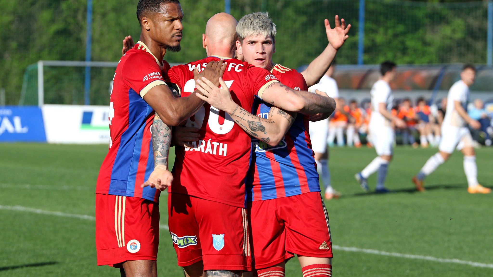 Tóth Milán (jobbra) a második félidőben piros lapot és tizenegyest harcolt ki, valamint gólt is szerzett (Fotó: Facebook/Vasas FC – archív)