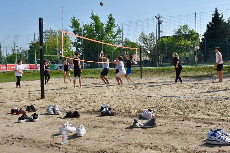 Négymillióért csinált strandröplabdapályát sulijának a volt diák