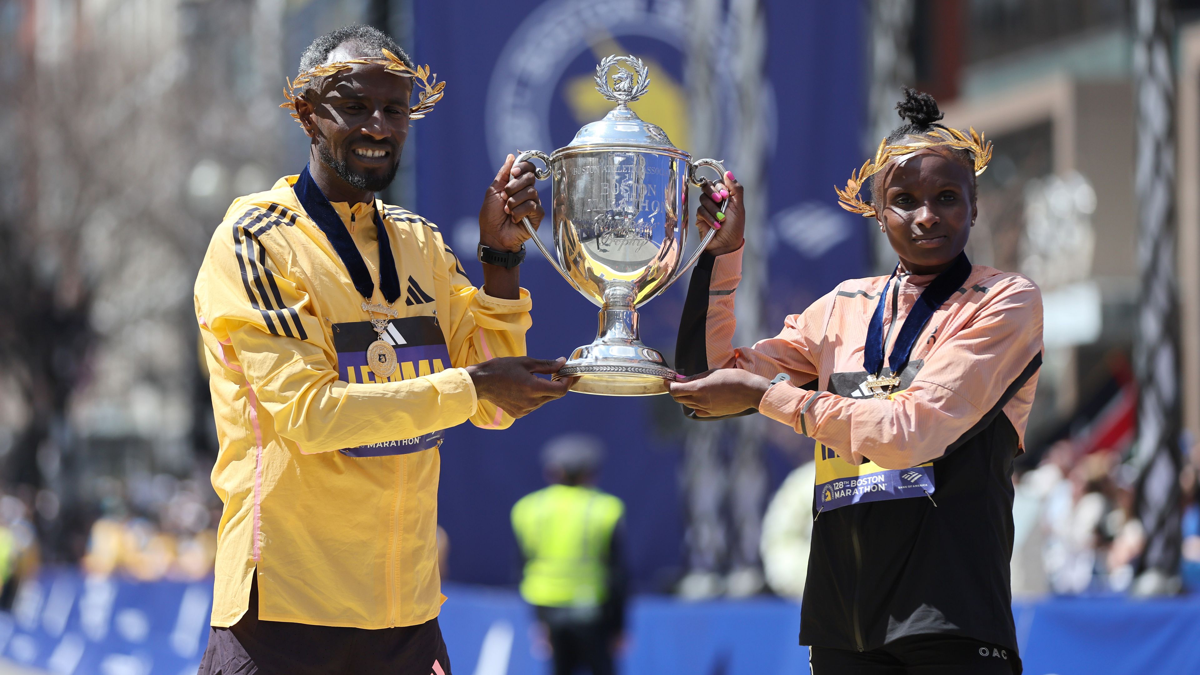 Sisay Lemma (balra) és Hellen Obiri a bostoni maratoni győztesei