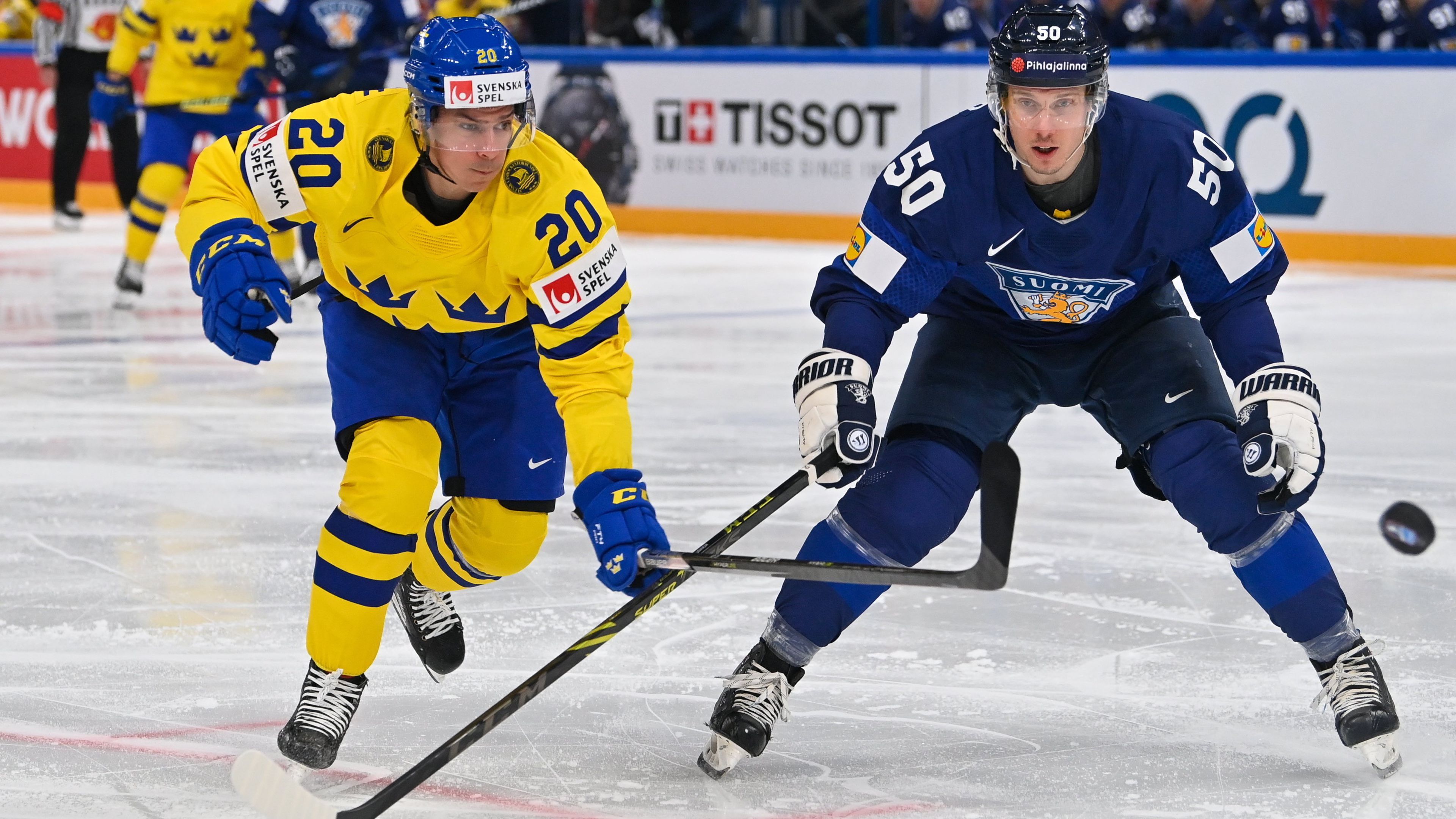 A svéd Andre Petersson (b) és a finn Miika Koivisto (j) a jégkorong-világbajnokság harmadik fordulójában játszott Finnország-Svédország mérkőzésen a finnországi Tamperében 2023. május 15-én. MTI/Illyés Tibor