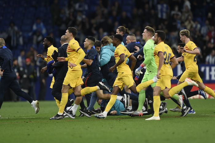 A Barcelona játékosainak menekülniük kellett