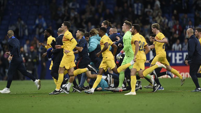 A Barcelona játékosainak menekülniük kellett