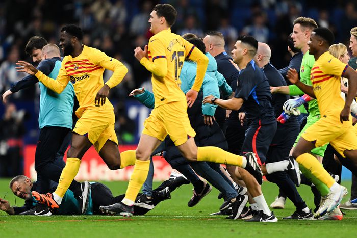 A Barrcelona játékosainak sietősen kellett elhagynia a pályát