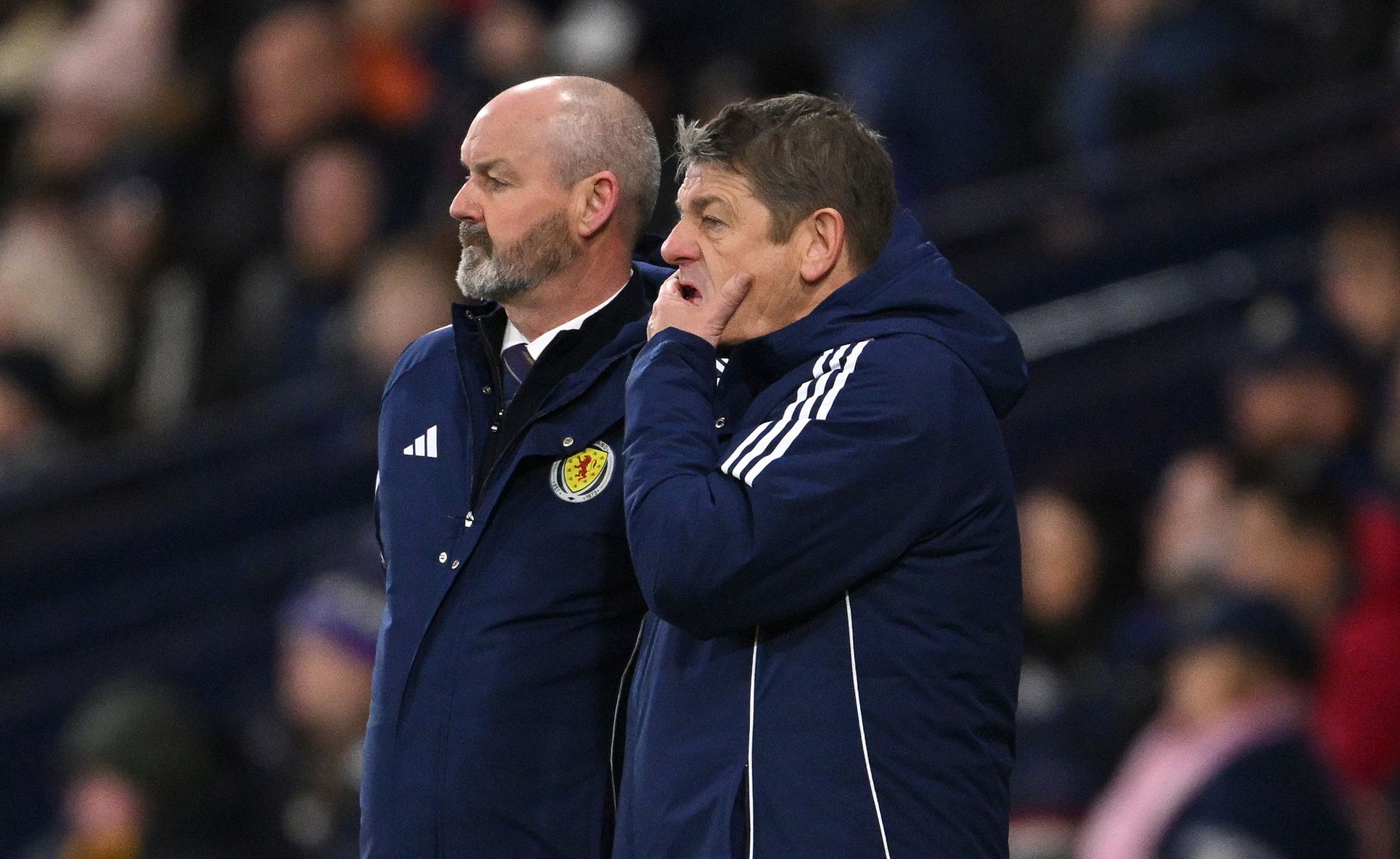 A skót válogatott szövetségi kapitánya, Steve Clarke (balra) hallgat John Carver tanácsaira Fotó: Getty Images