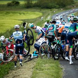 Tömegbukás a Tour de Hongrie-n, többen kórházba kerültek