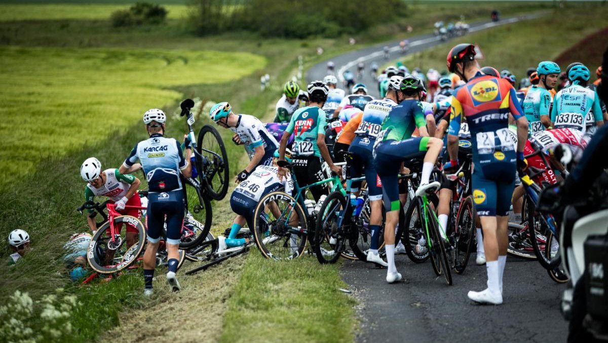 Tömegbukás a Tour de Hongrie-n, többen kórházba kerültek
