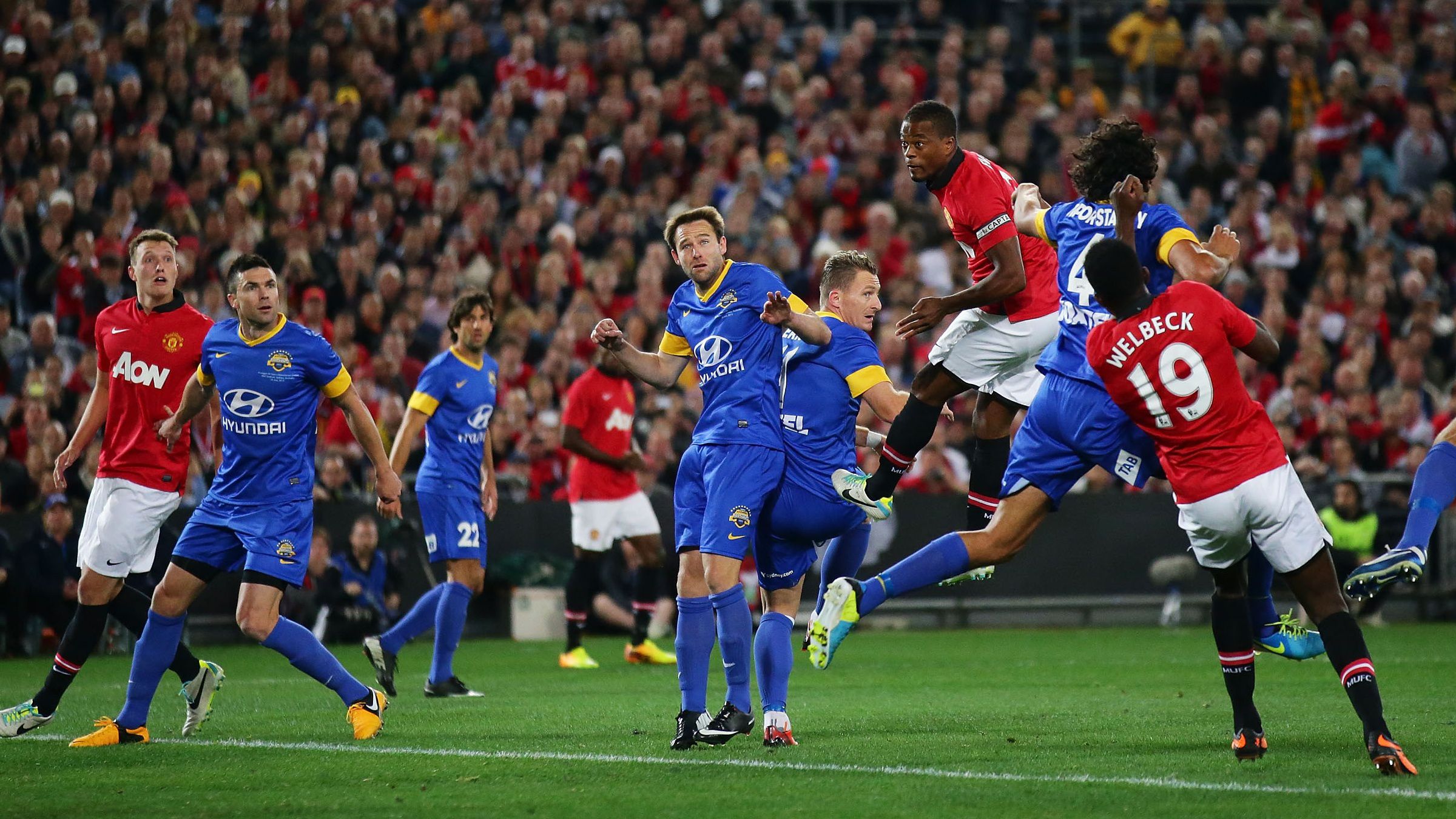Patrice Evra (jobbról a második piros mezes) elnézést kért a korábbi sérelmekért. (Fotó: Getty Images)