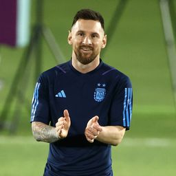Megrohamozta egy szurkoló Lionel Messit a pályán – videóval