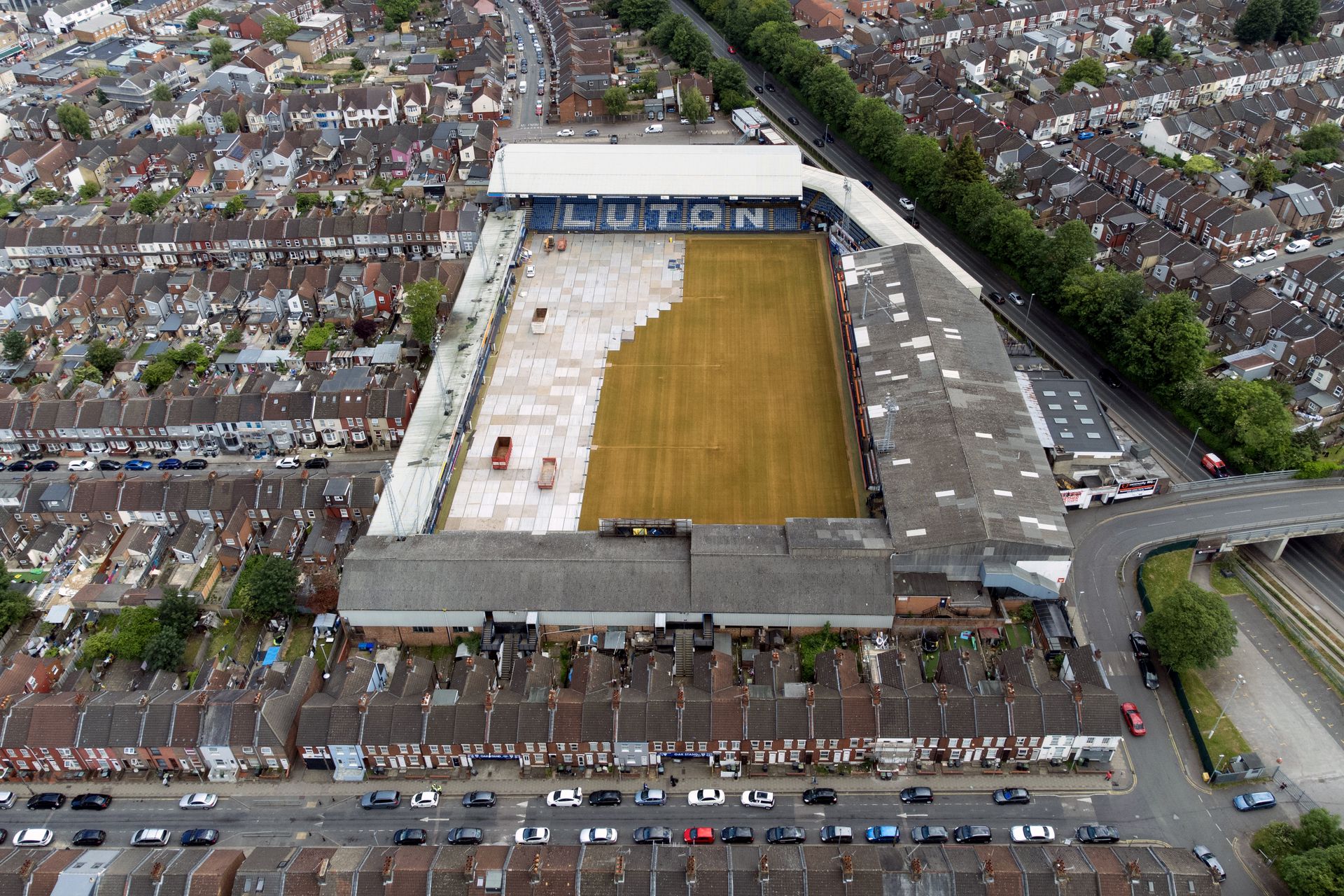 Két oldalról is lakóházak veszik körül a Luton stadionját/Getty