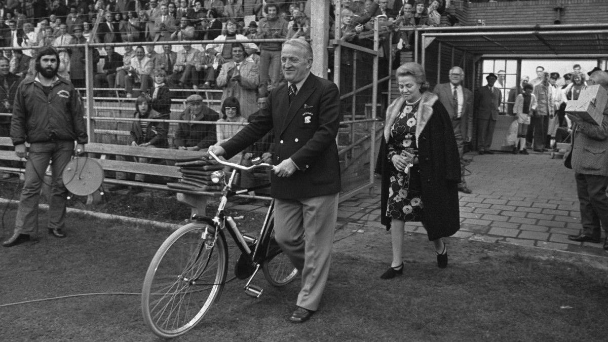Szokatlan jelenet már a hetvenes években is: Kovács István vezetőedző kerékpárral érkezett az Ajax stadionjába. (Fotó: Anefo/Wikimedia Commons)