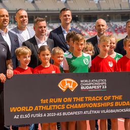 Az első futás a világbajnokság futópályáján egy olimpiai bajnokkal – videóval