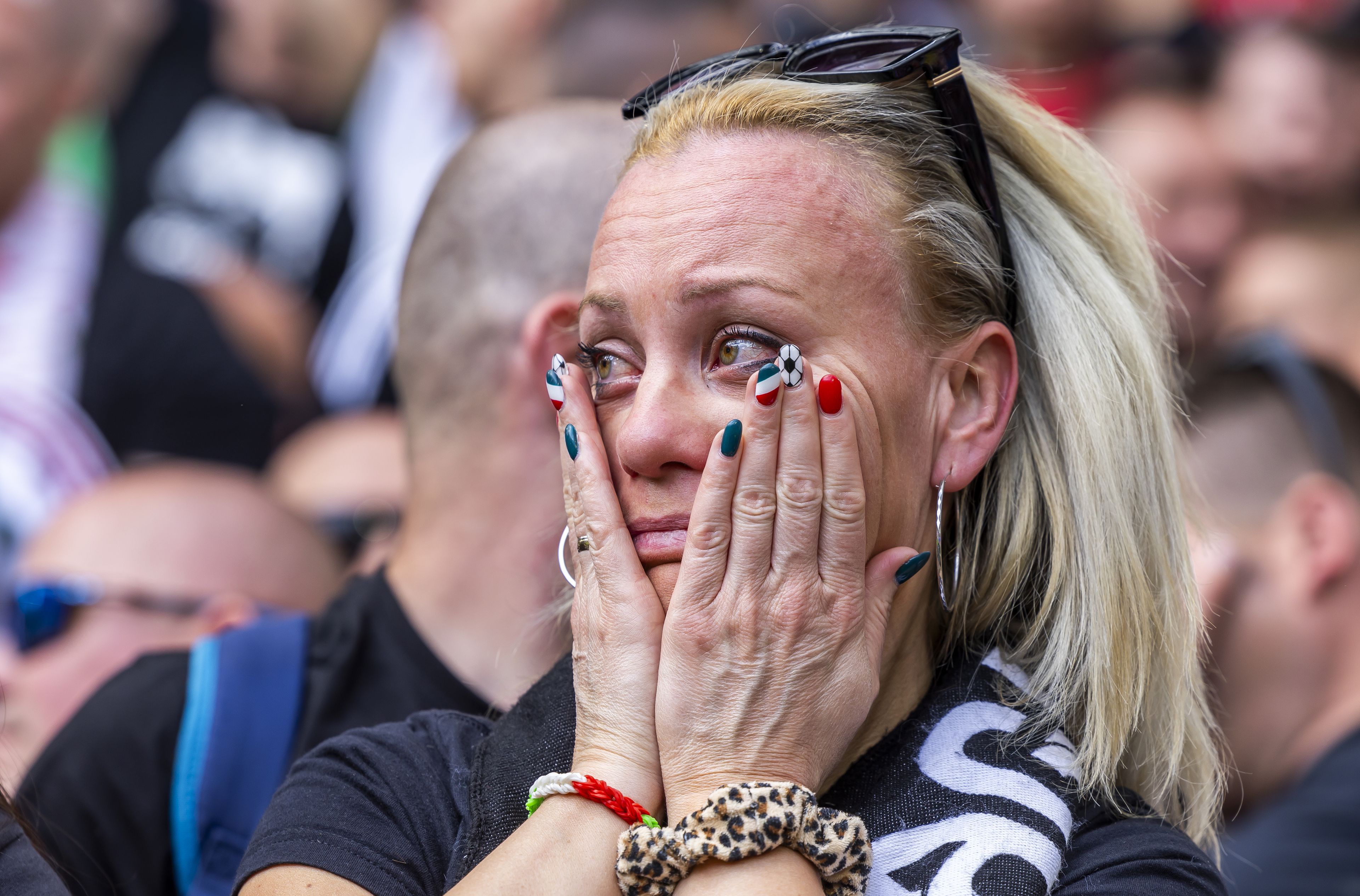 Magyar könnyek a Svájc elleni vereség után Fotó: Czerkl Gábor