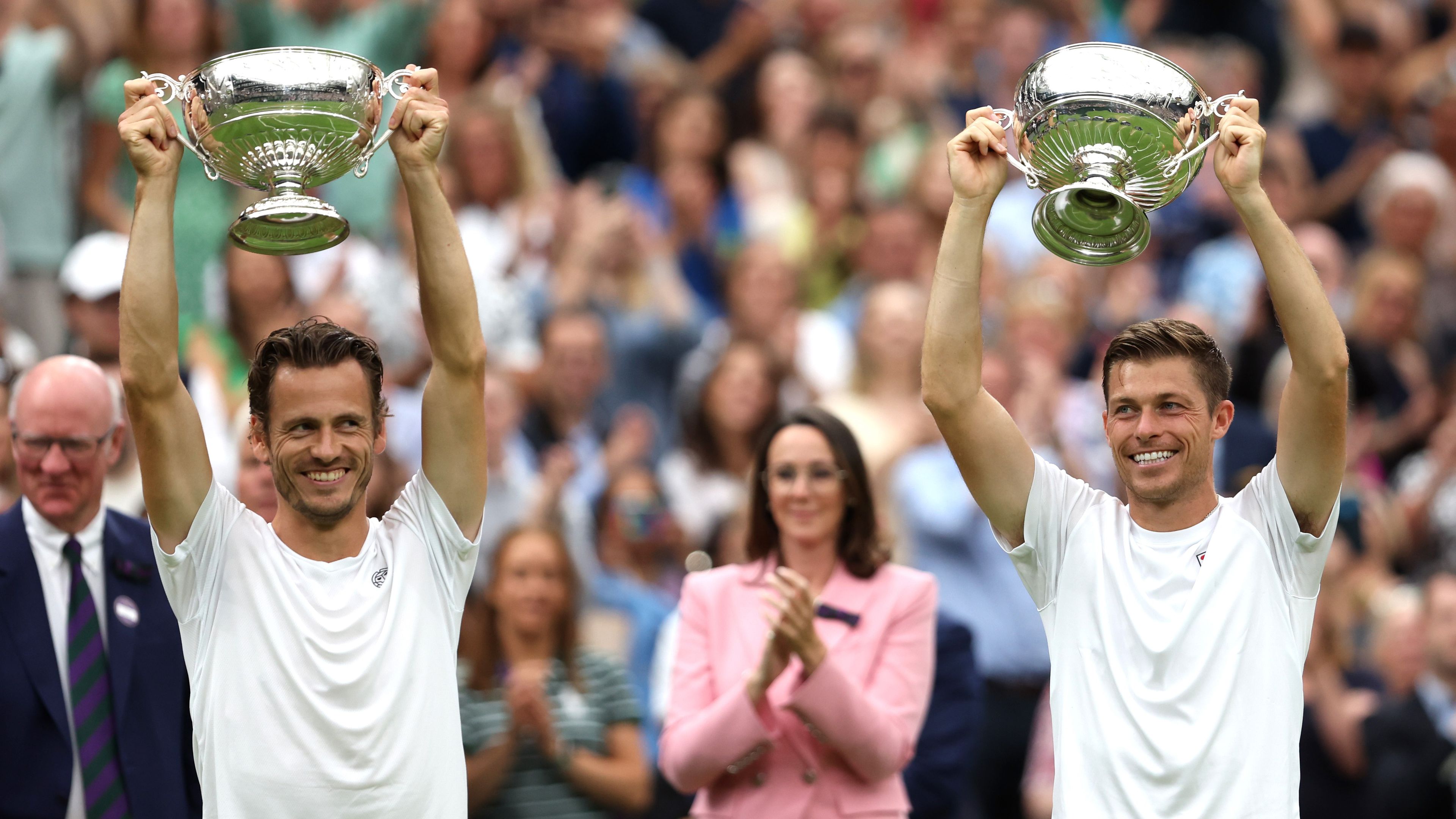 Wesley Koolhof (balra) és Neal Skupski a párosverseny győztesei Wimbledonban