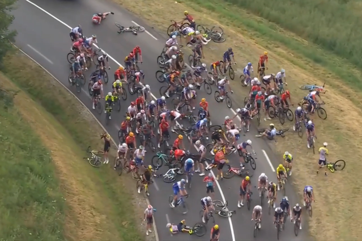 Hatalmas tömegbukás a Touron, megállították a mezőnyt – videóval