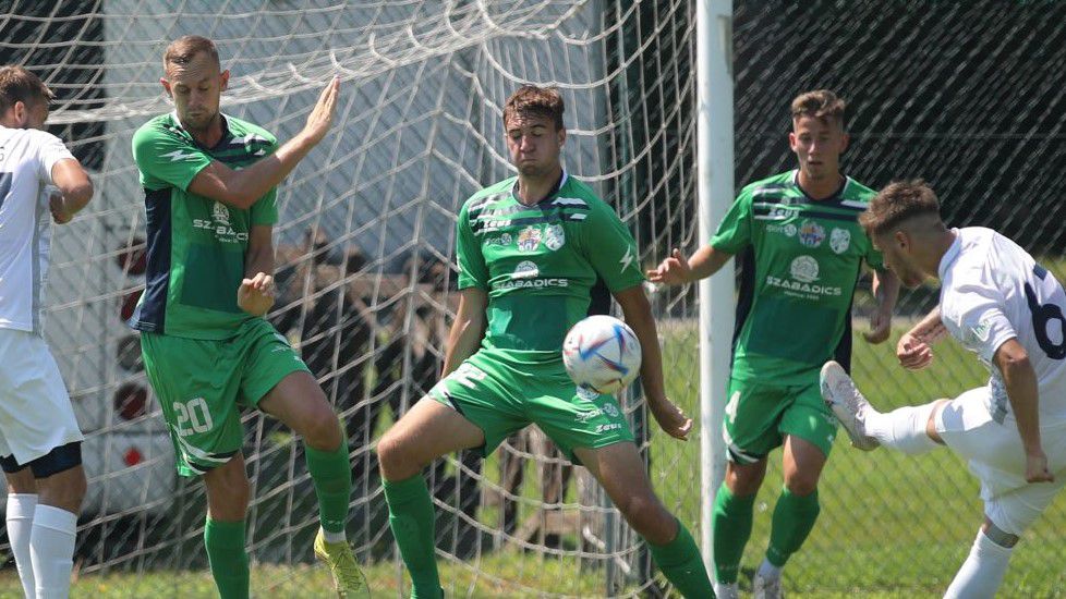 Harsányi Dániel (zöldben, középen) súlyos sérülést szenvedett a Siófok elleni felkészülési meccsen (Fotó: rakoczifc.hu)